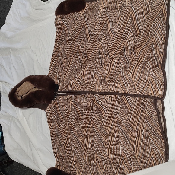 Women's Brown Faux Fur Hooded Shawl/ Wrap/Puncho Plus Size 2X/3X  Make An Offer - Picture 5 of 10
